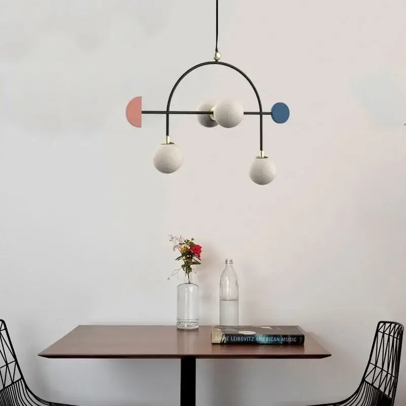 Suspension Design Moderne Boules Blanches Et Accents Colorés
