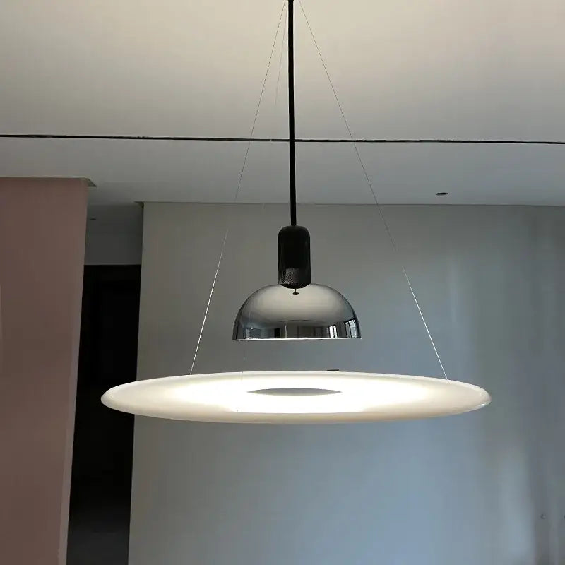 Suspension design moderne en métal chromé avec diffuseur blanc

