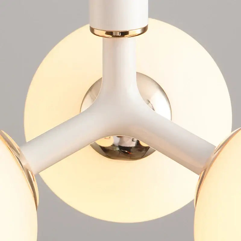 Suspension design moderne avec trois globes en verre opalin