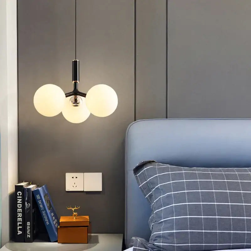 Suspension design moderne avec trois globes en verre opalin