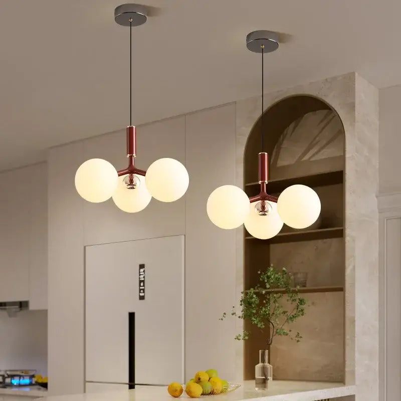 Suspension design moderne avec trois globes en verre opalin