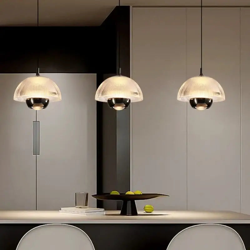 Suspension design moderne en verre nervuré et métal ambiance chic

