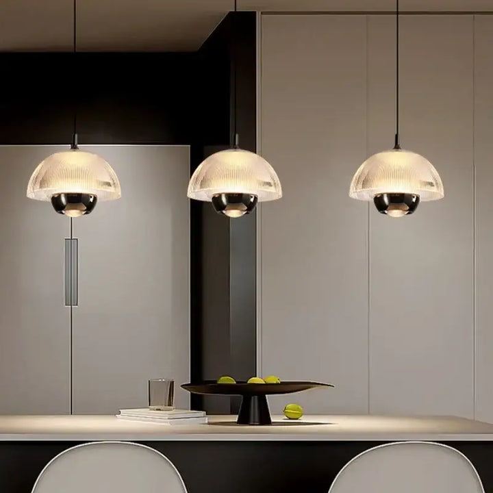 Suspension design moderne en verre nervuré et métal ambiance chic

