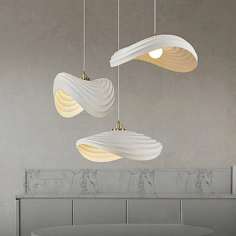 Suspension design ondulée blanche en trio style organique moderne

