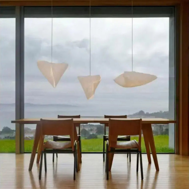 Suspension design organique blanche effet voile flottant