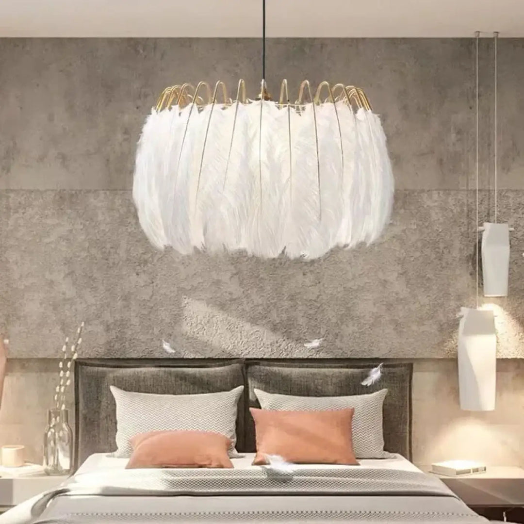 Suspension design avec plumes blanches et structure dorée moderne

