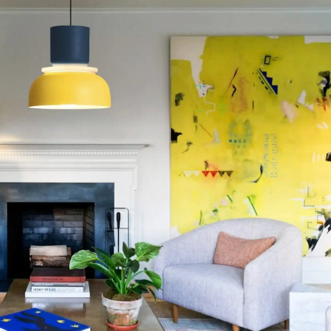 Suspension luminaire koppa design scandinave tasses superposées en acier bleu marine et jaune au-dessus d’une table basse