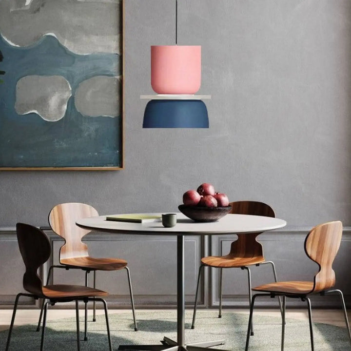 Suspension luminaire koppa design scandinave avec tasses superposées rose mat et bleu marine suspendue par câble noir fin