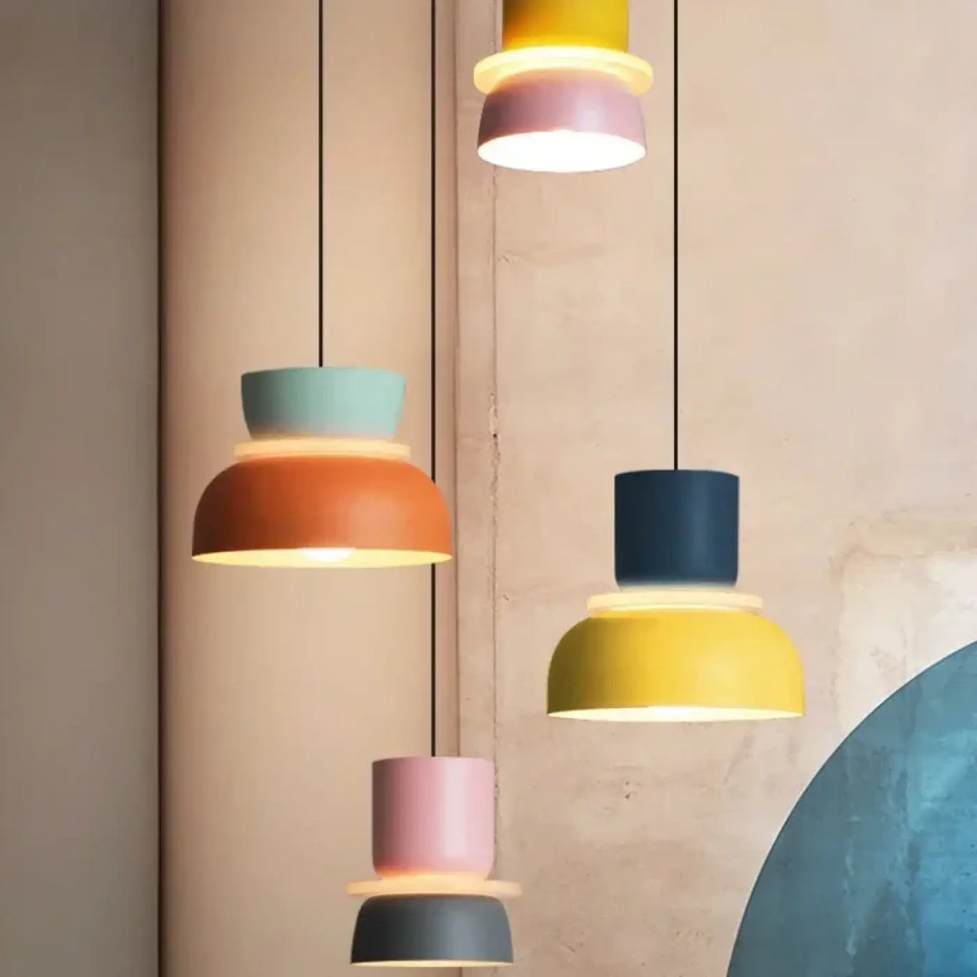 Suspension luminaire koppa avec tasses superposées colorées en design scandinave moderne et élégant