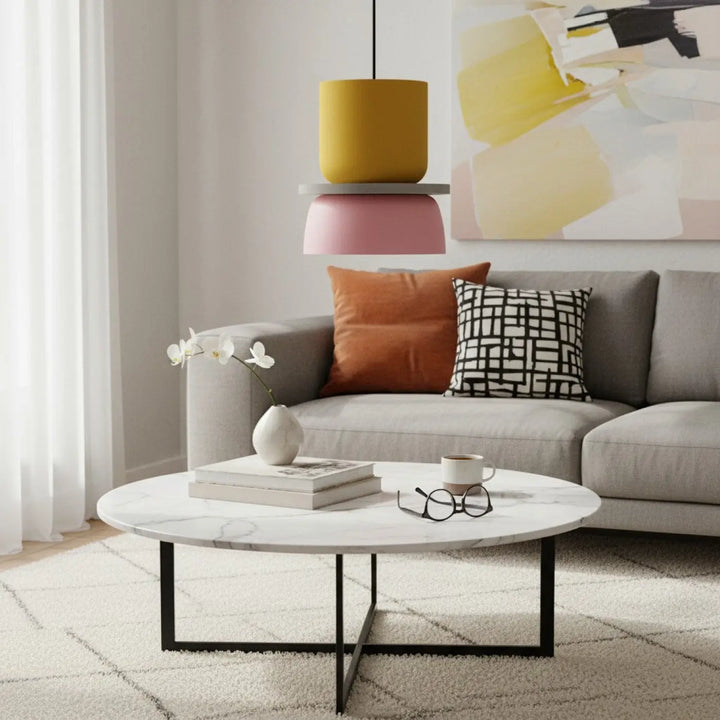 Table basse en marbre blanc avec pieds en métal noir design scandinave pour un style suspension design coppa