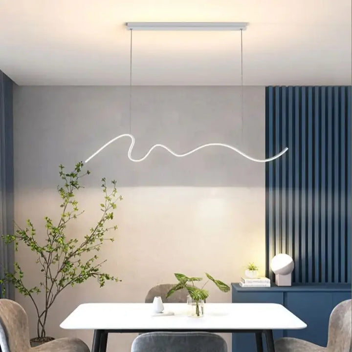 Suspension design sinueux pour intérieur minimaliste