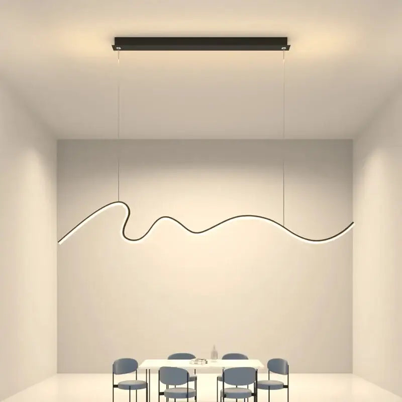 Suspension design sinueux pour intérieur minimaliste