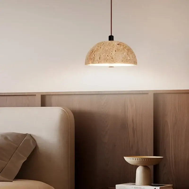 Suspension design en travertin beige forme demi sphère élégante