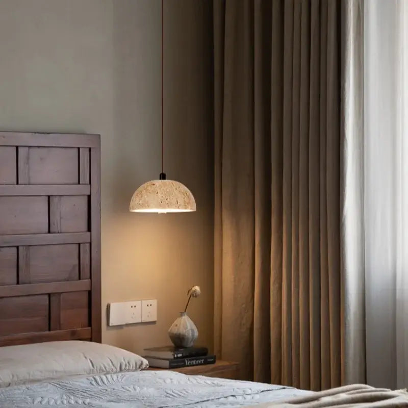 Suspension design en travertin beige forme demi sphère élégante