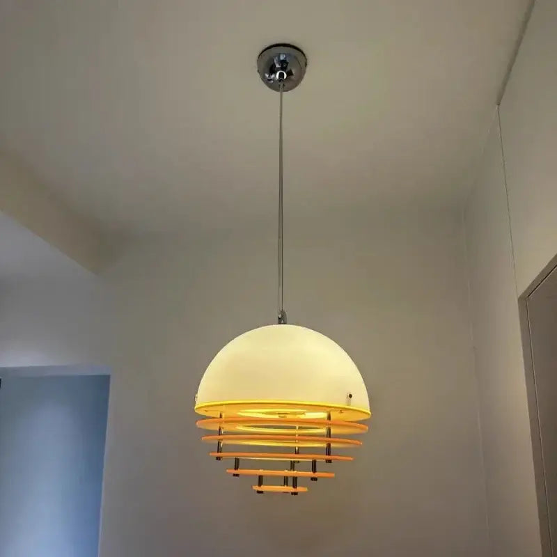 Suspension design en verre jaune au style rétro à l’éclat chaleureux