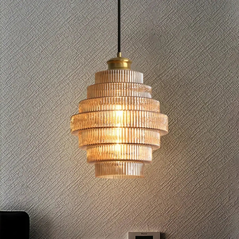 Suspension design en verre strié style art déco aux reflets dorés