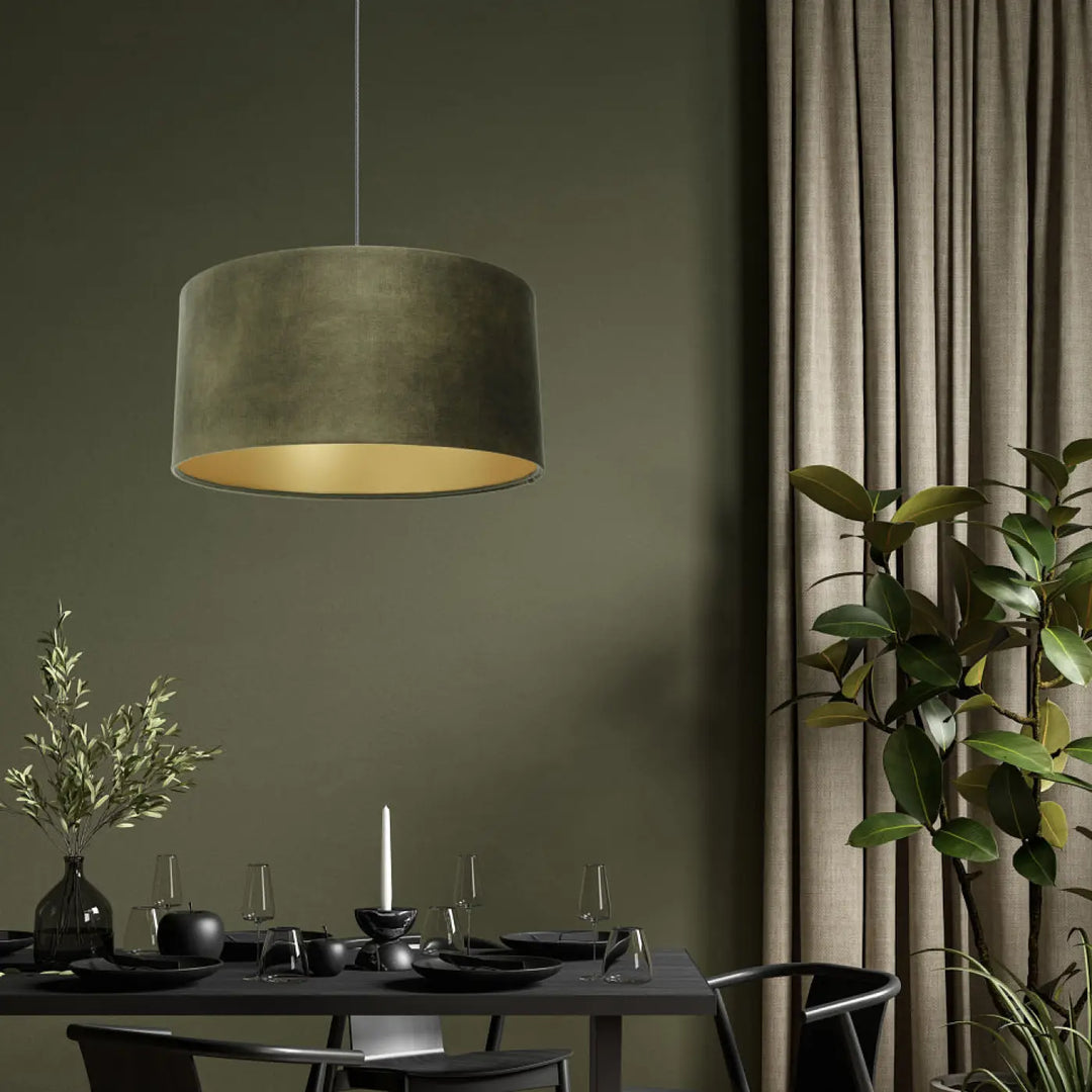 Suspension design vert olive en velours avec intérieur doré pour éclairage décoratif et décoration intérieure vintage glamour