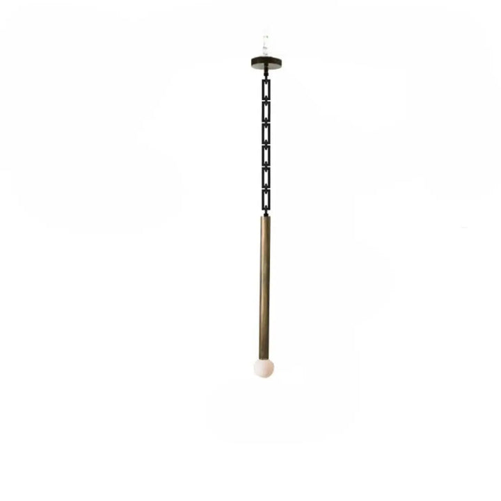 Suspension luminaire hinty avec globe lumineux en verre dépoli et tube métallique en laiton sur chaîne noire suspension design verticale