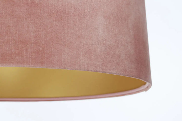 Suspension design vieux avec abat-jour textile en velours vieux rose et intérieur doré élégant