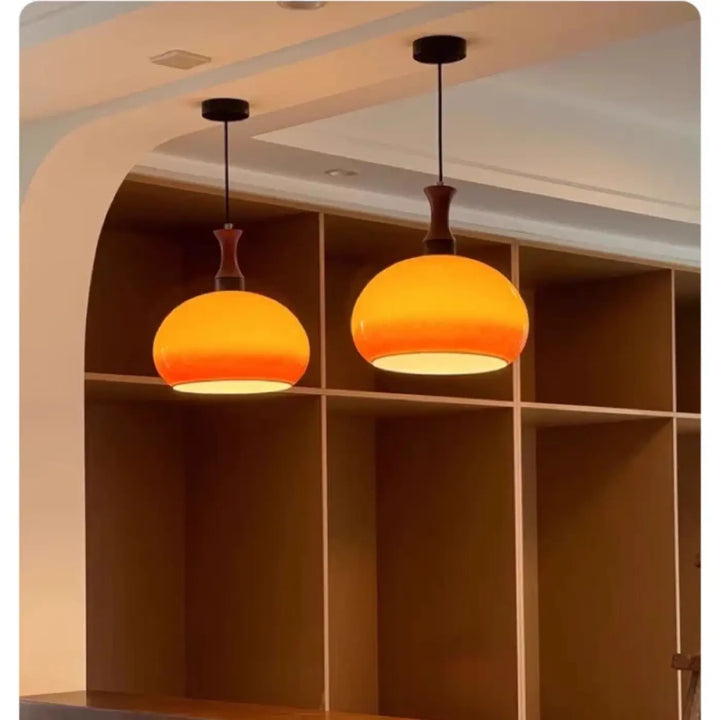 Deux suspensions design orange gradient avec tiges effet bois pour décoration intérieure style vintage revisité