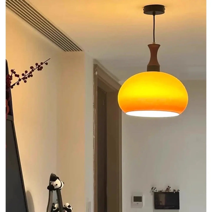 Suspension luminaire angy en verre ambré avec tige en bois et fixation plafond noire pour décoration intérieure style vintage revisité