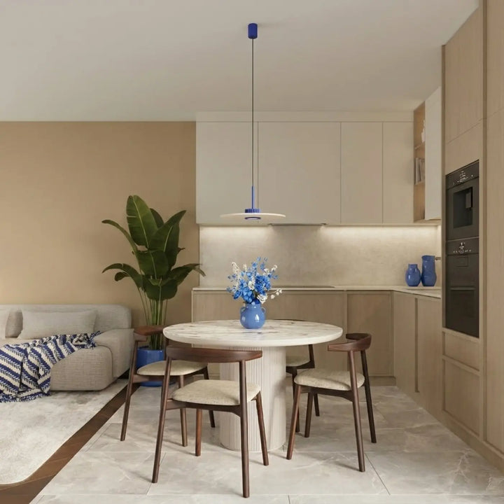 Suspension Ovo outremer et beige à disque de feutre dans un intérieur contemporain