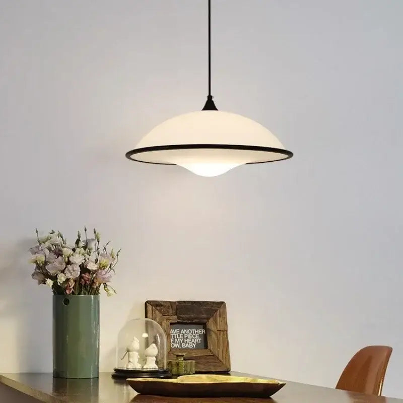 Suspension disque UFO blanche bord contrasté design moderne

