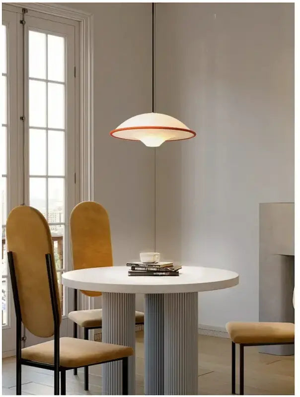 Suspension disque UFO blanche bord contrasté design moderne

