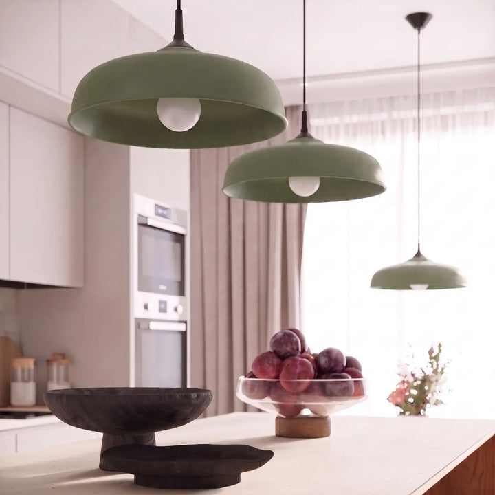 Suspension Gina vert olive à dôme surbaissé dans un intérieur contemporain