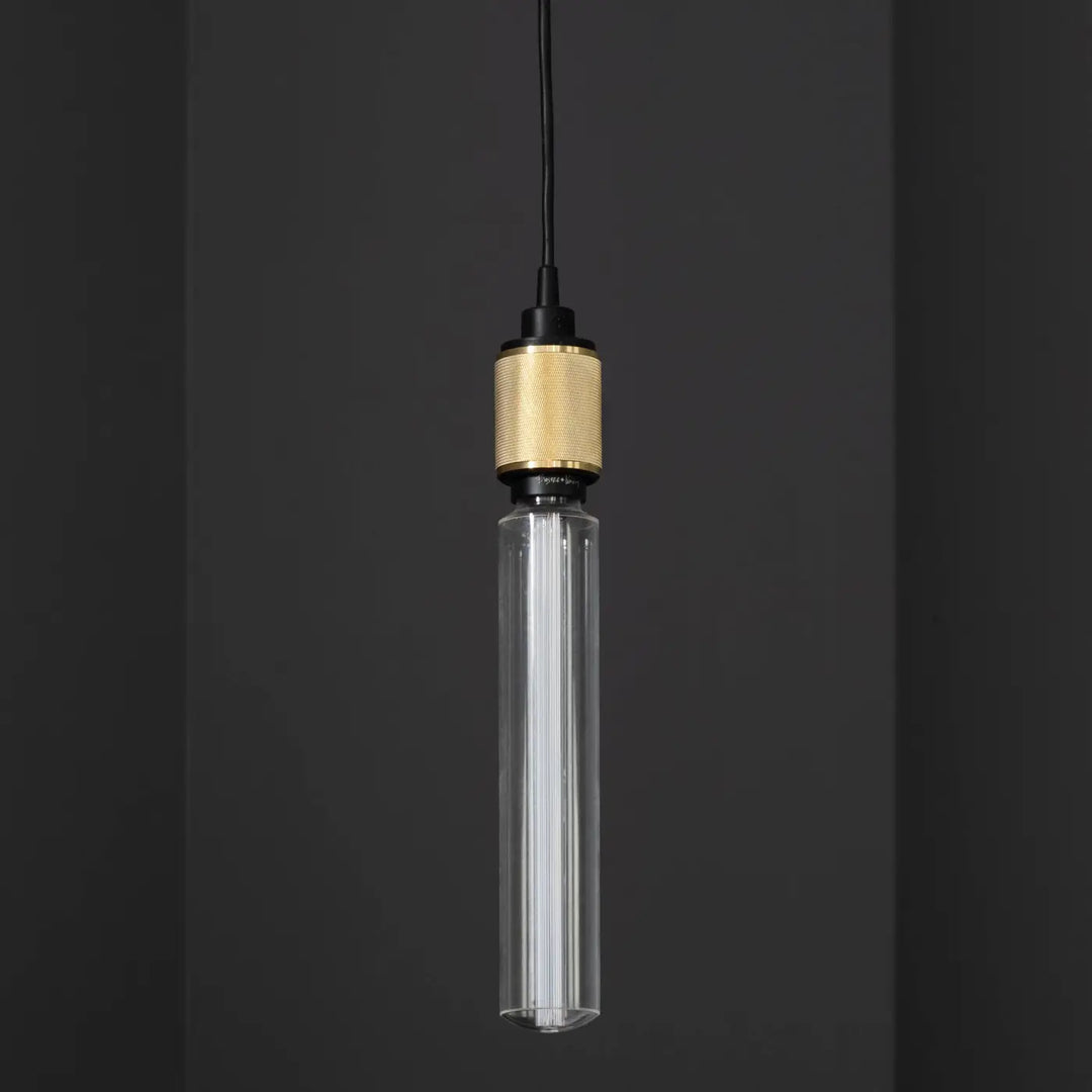 Suspension Heavy Metal à gravure quadrillée dans un bar #couleur_dor