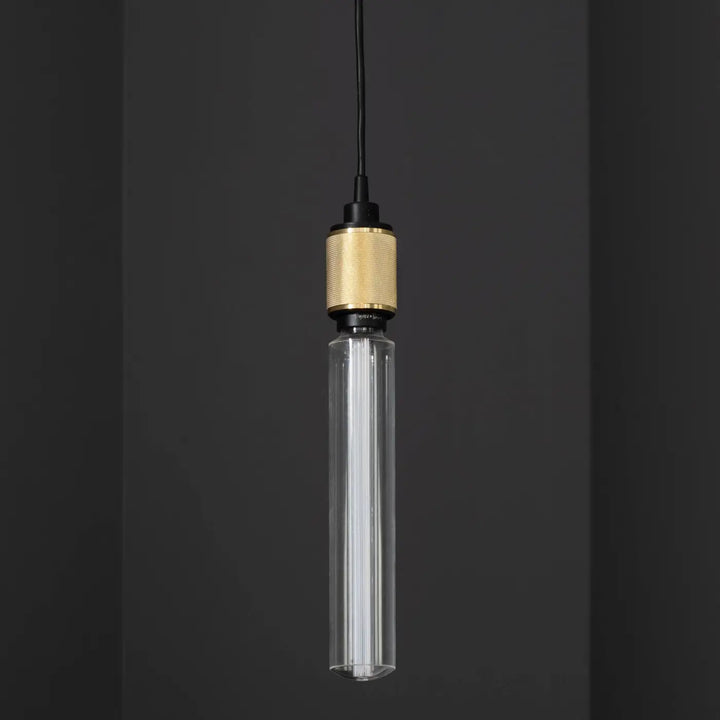 Suspension Heavy Metal à gravure quadrillée dans un bar #couleur_dor