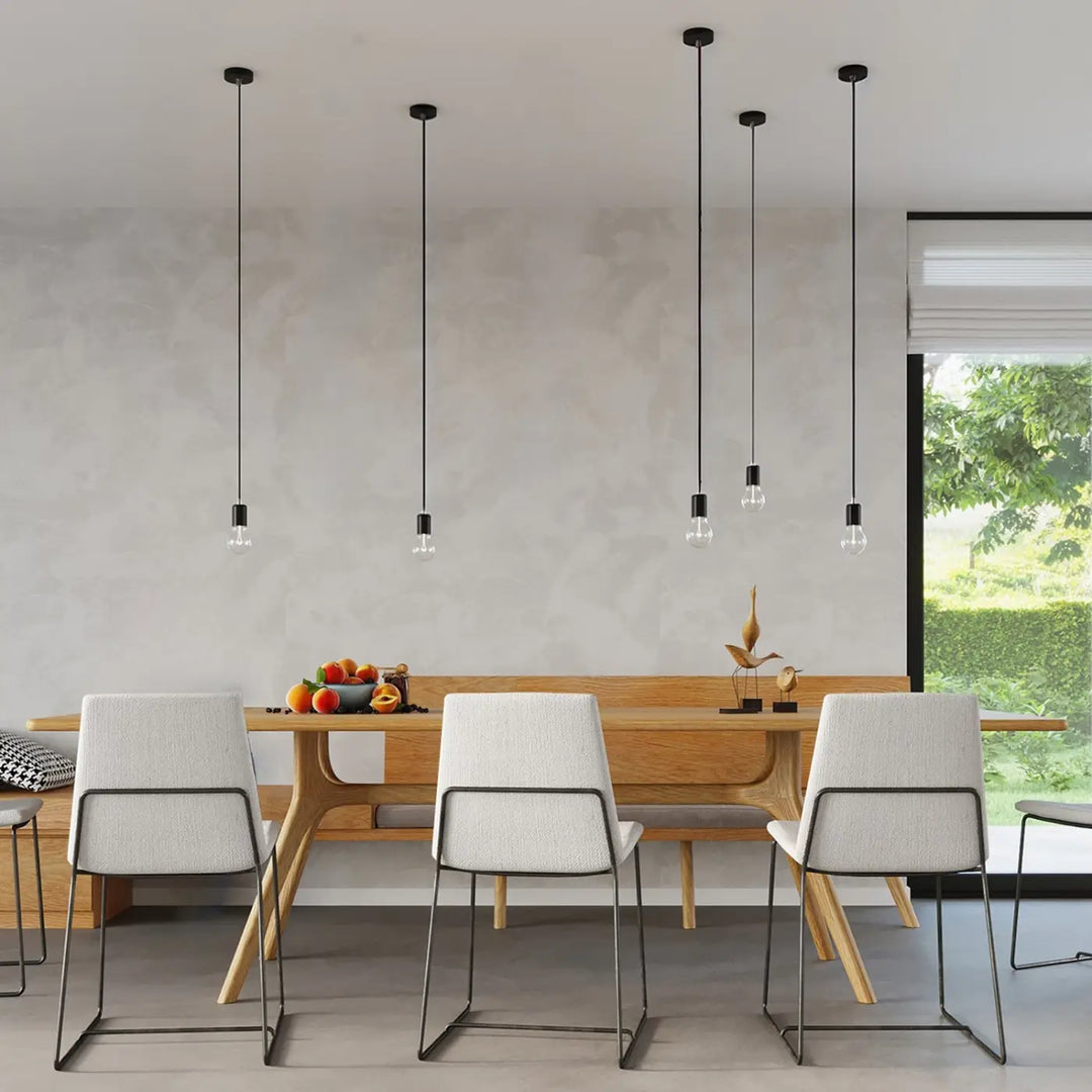 Suspension Edison à douille noire et câble textile au-dessus d'une table