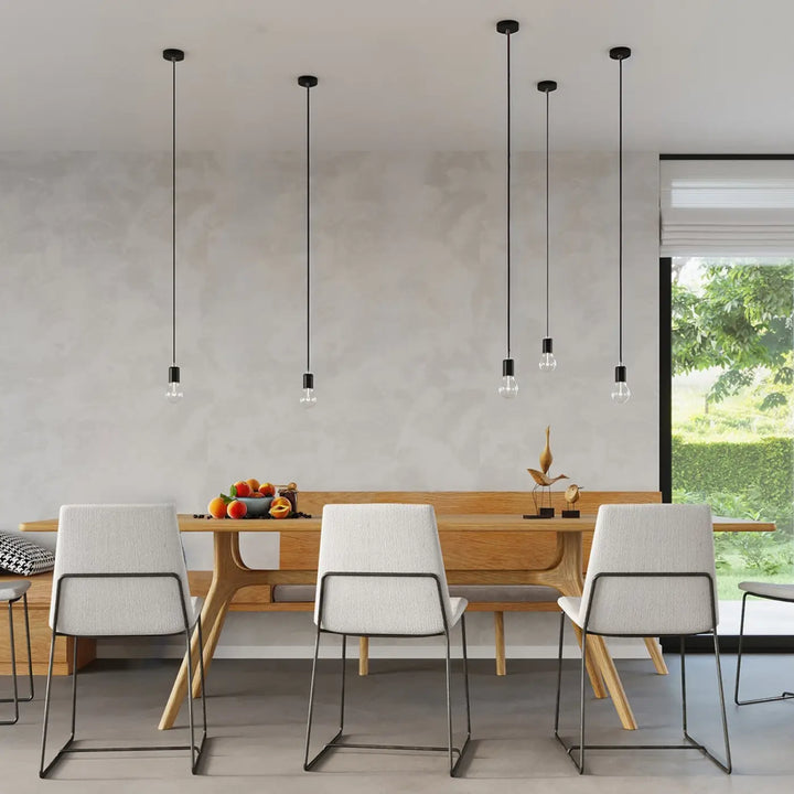 Suspension Edison à douille noire et câble textile au-dessus d'une table