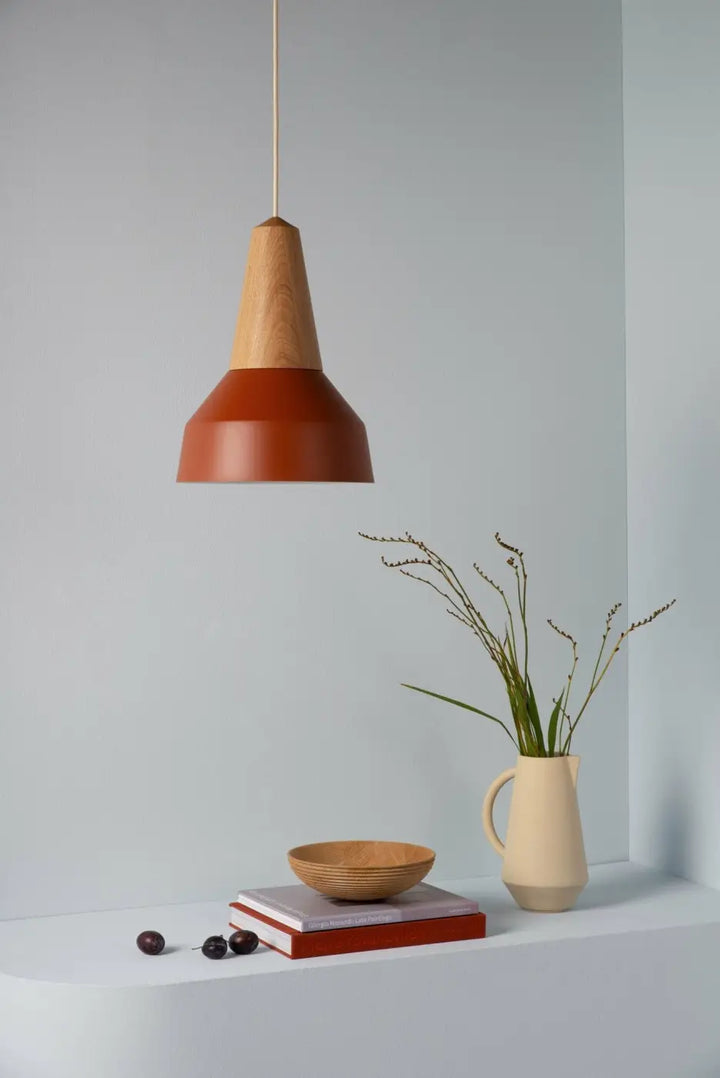Abat-jour ambré et douille conique en chêne de la suspension Eikon Basic #couleur_marron