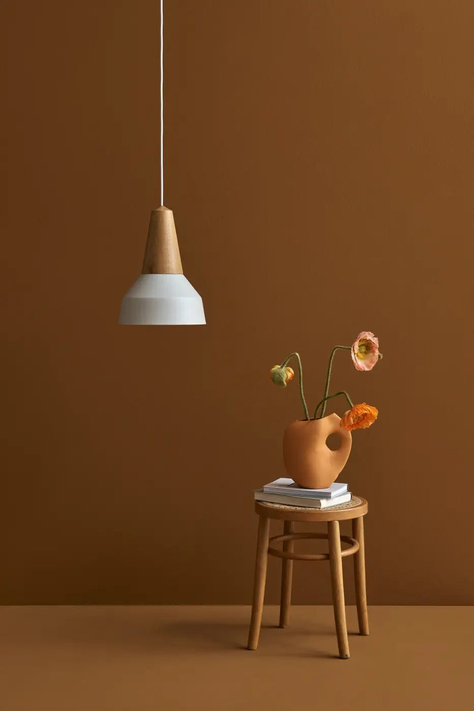 Abat-jour blanc et douille conique en frêne de la suspension Eikon Basic #couleur_blanc