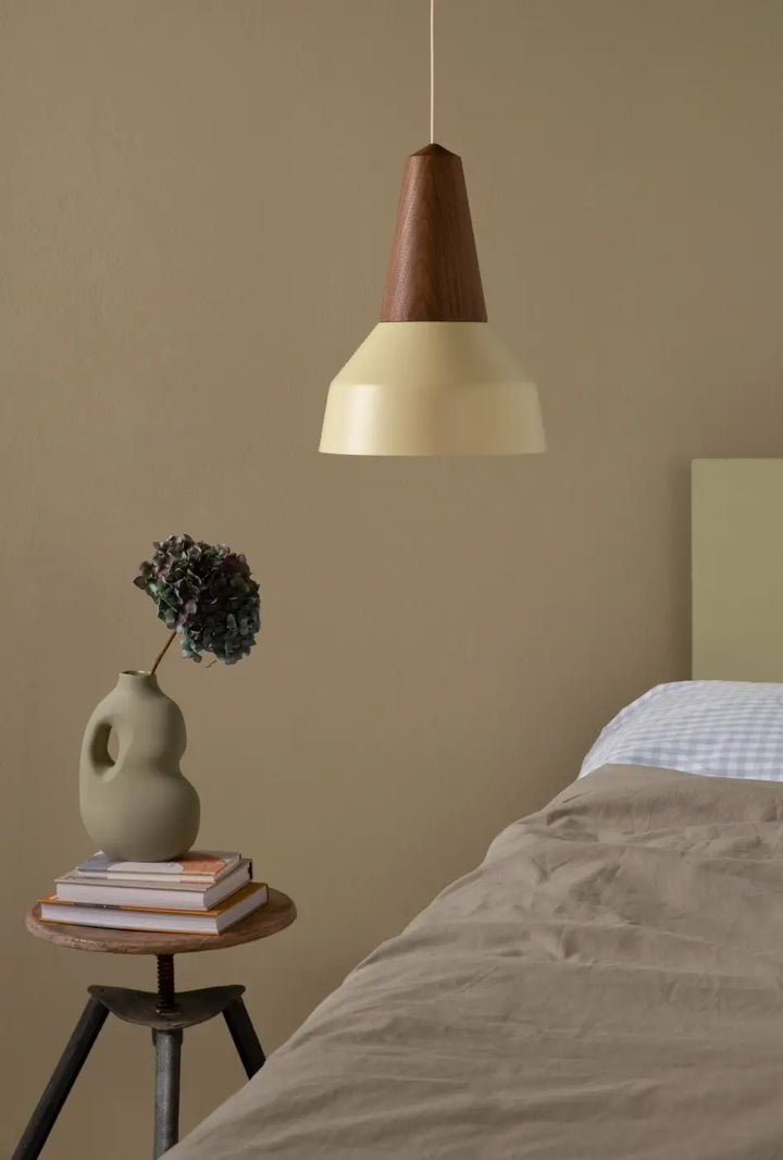 Abat-jour couleur cire et douille conique en frêne de la suspension Eikon Basic #couleur_beige