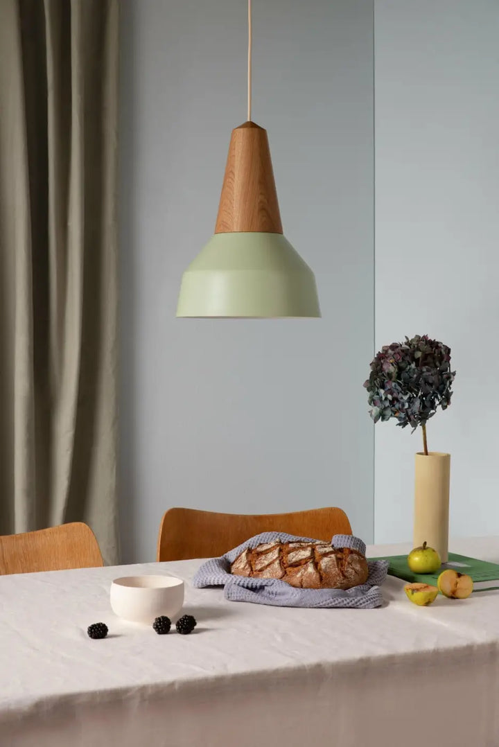 Abat-jour vert pistache et douille conique en chêne de la suspension Eikon Basic #couleur_vert