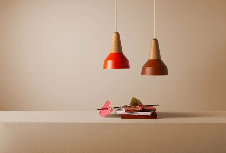 Suspension Eikon Basic en chêne et rouge coquelicot au-dessus d'une table #couleur_rouge