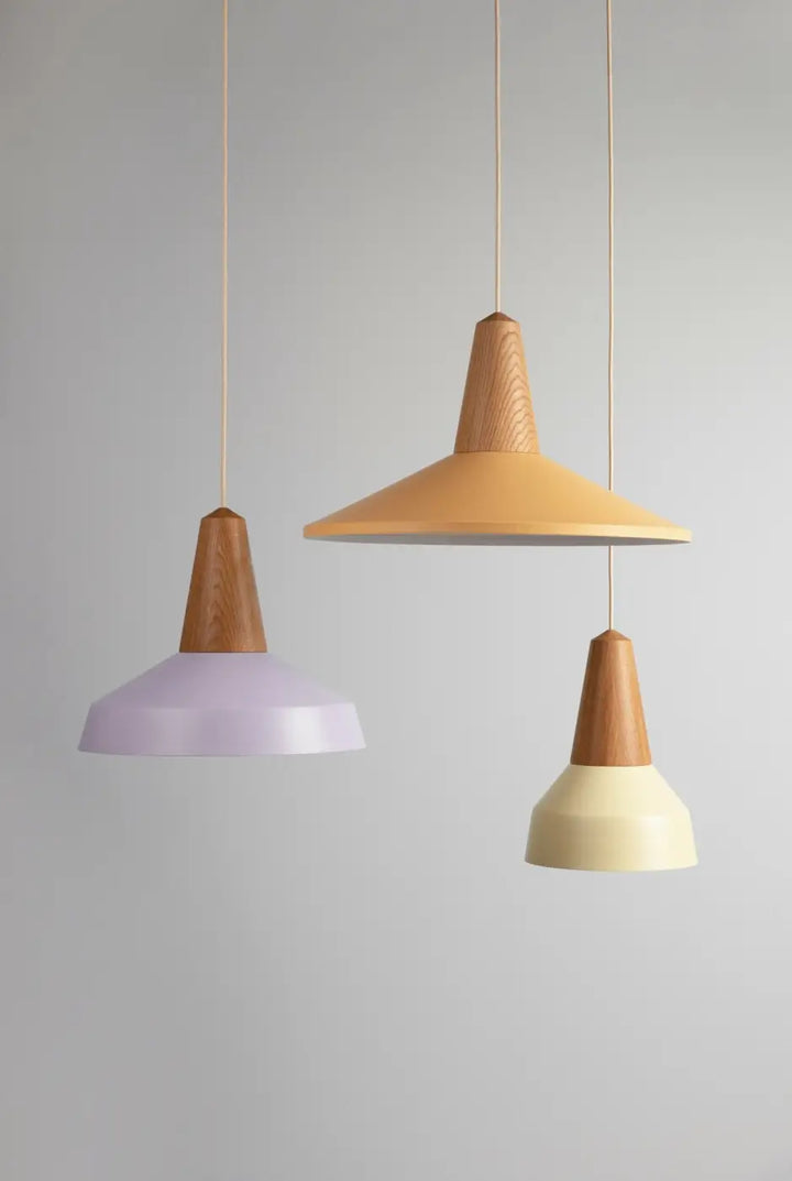 Abat-jour couleur cire et douille conique en chêne de la suspension Eikon Basic #couleur_beige