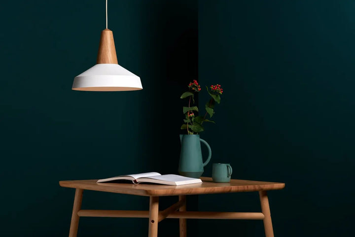 Tête en chêne et abat-jour blanc de la suspension Eikon Circus #couleur_blanc