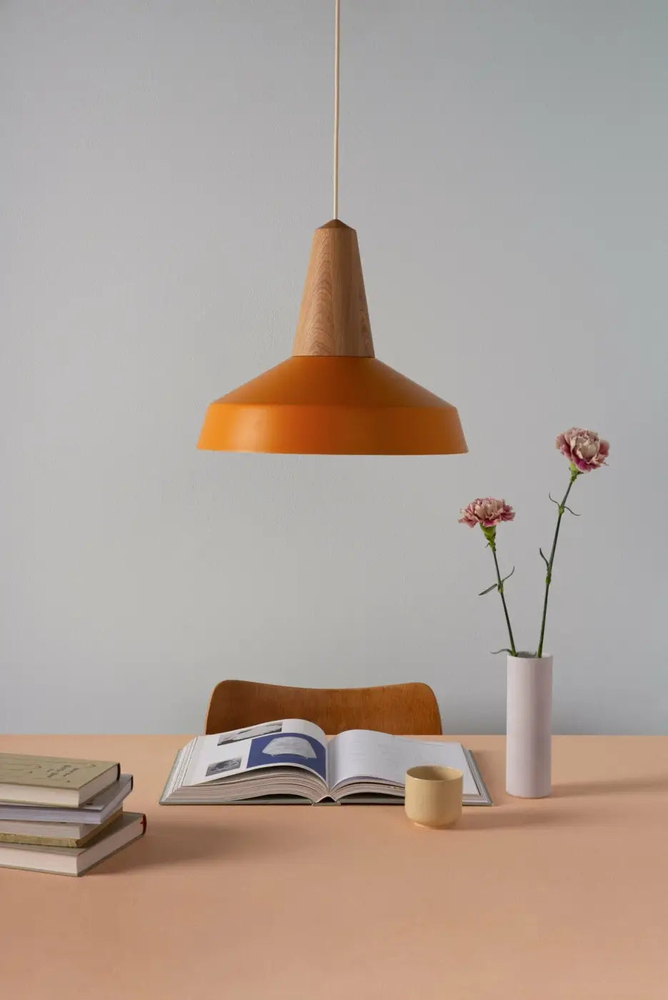 Tête en chêne et abat-jour curcuma de la suspension Eikon Circus #couleur_jaune