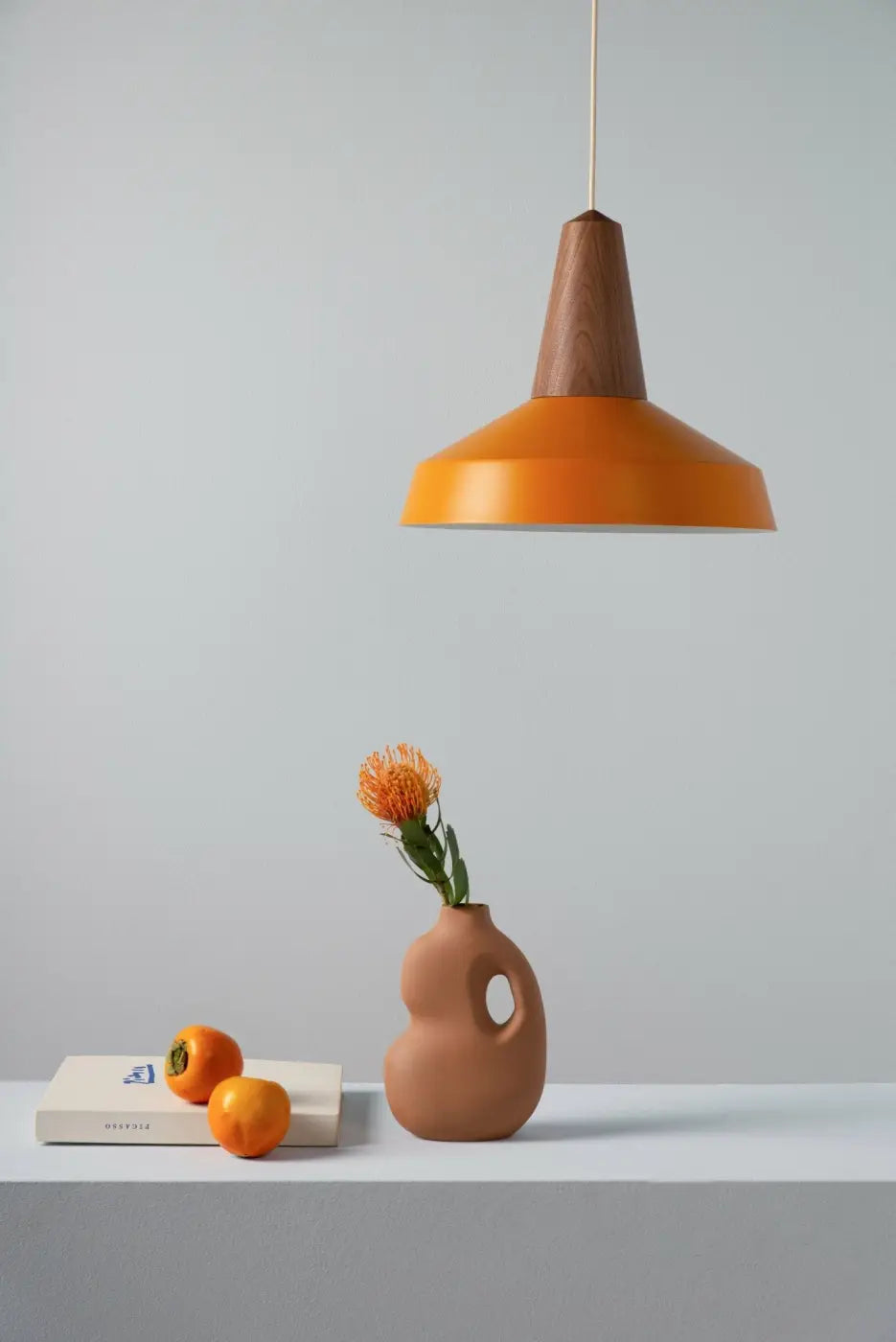 Tête en noyer et abat-jour curcuma de la suspension Eikon Circus #couleur_jaune