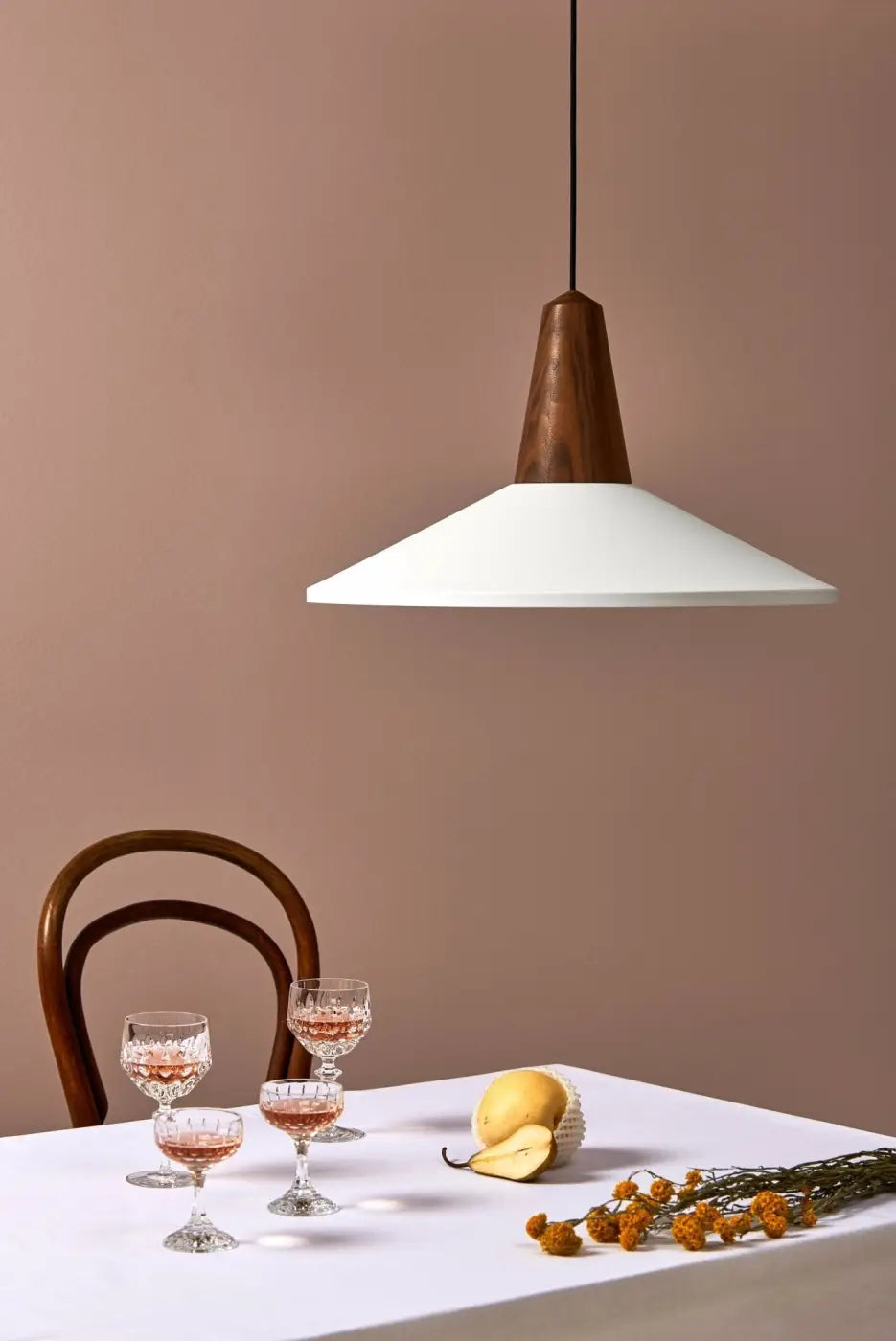 Abat-jour blanc et base en noyer de la suspension Eikon Shell #couleur_blanc