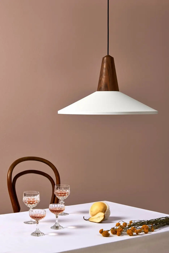Abat-jour blanc et base en noyer de la suspension Eikon Shell #couleur_blanc