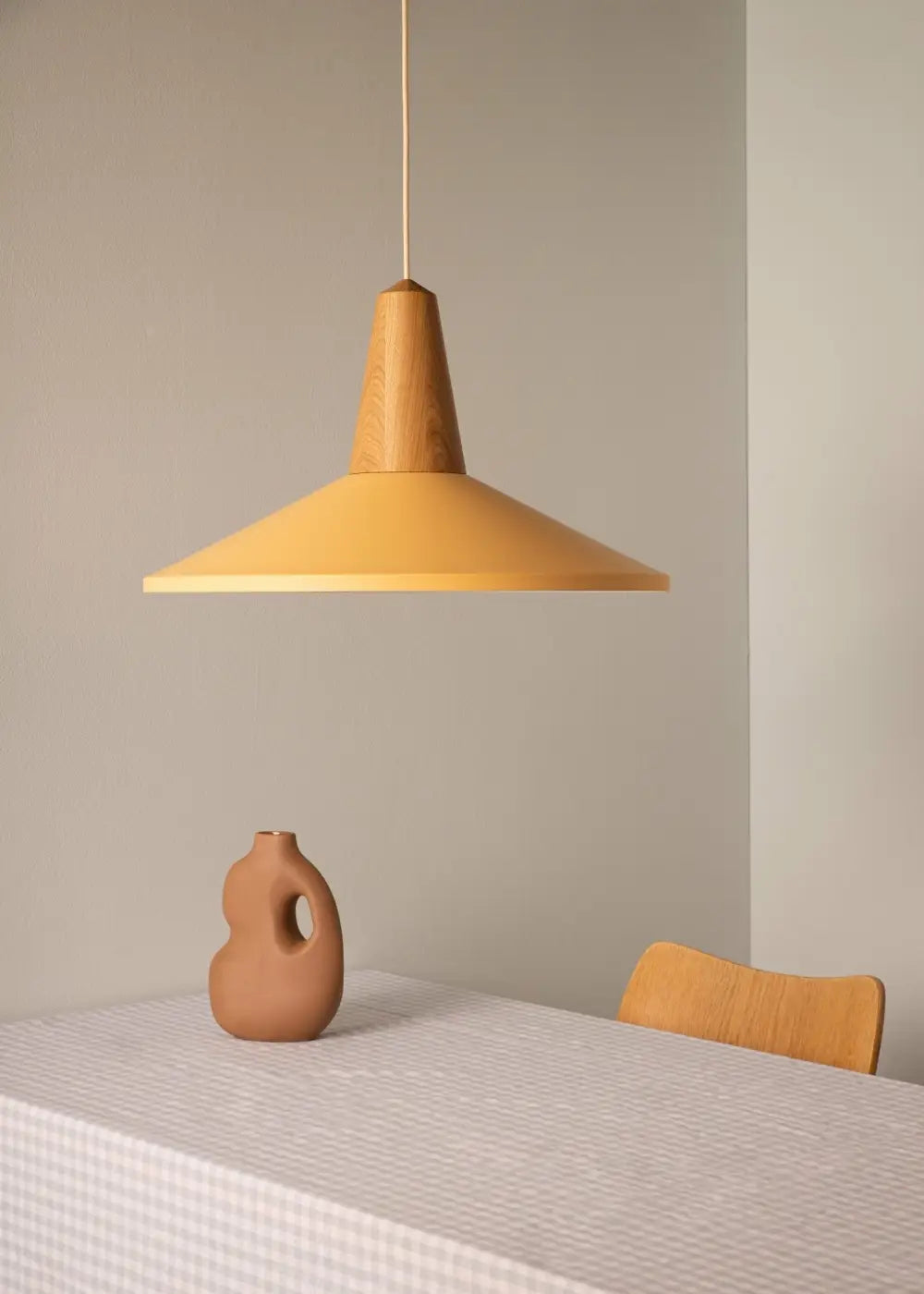 Abat-jour couleur pêche et base en chêne de la suspension Eikon Shell #couleur_orange