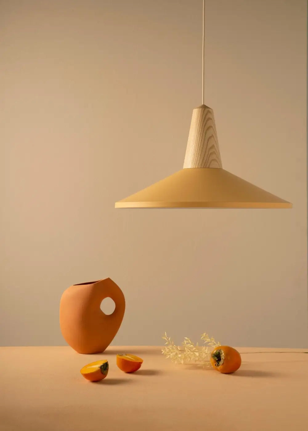 Abat-jour couleur pêche et base en frêne de la suspension Eikon Shell #couleur_orange