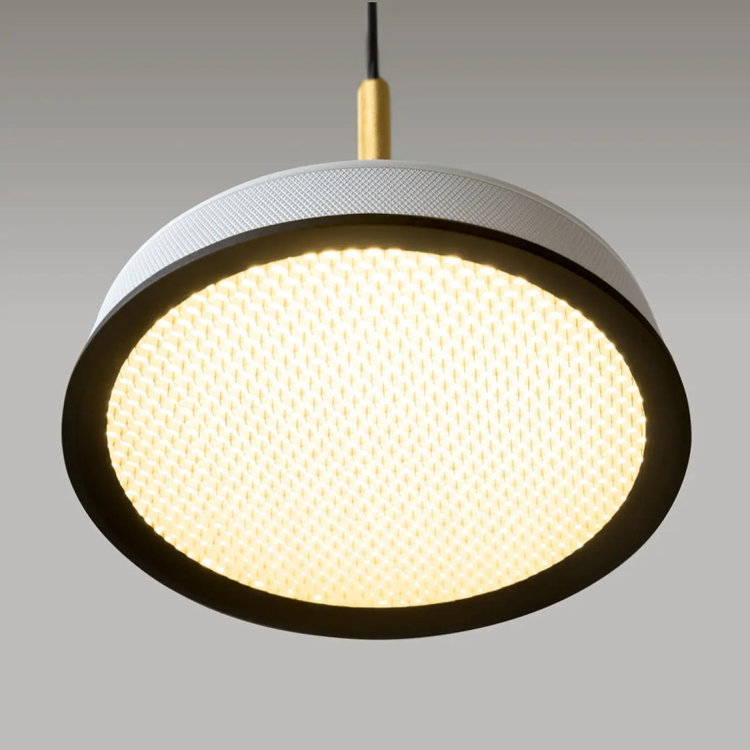 Suspension el led coupole en aluminium noir avec panneau en maille blanc et noir diffusant une lumière douce