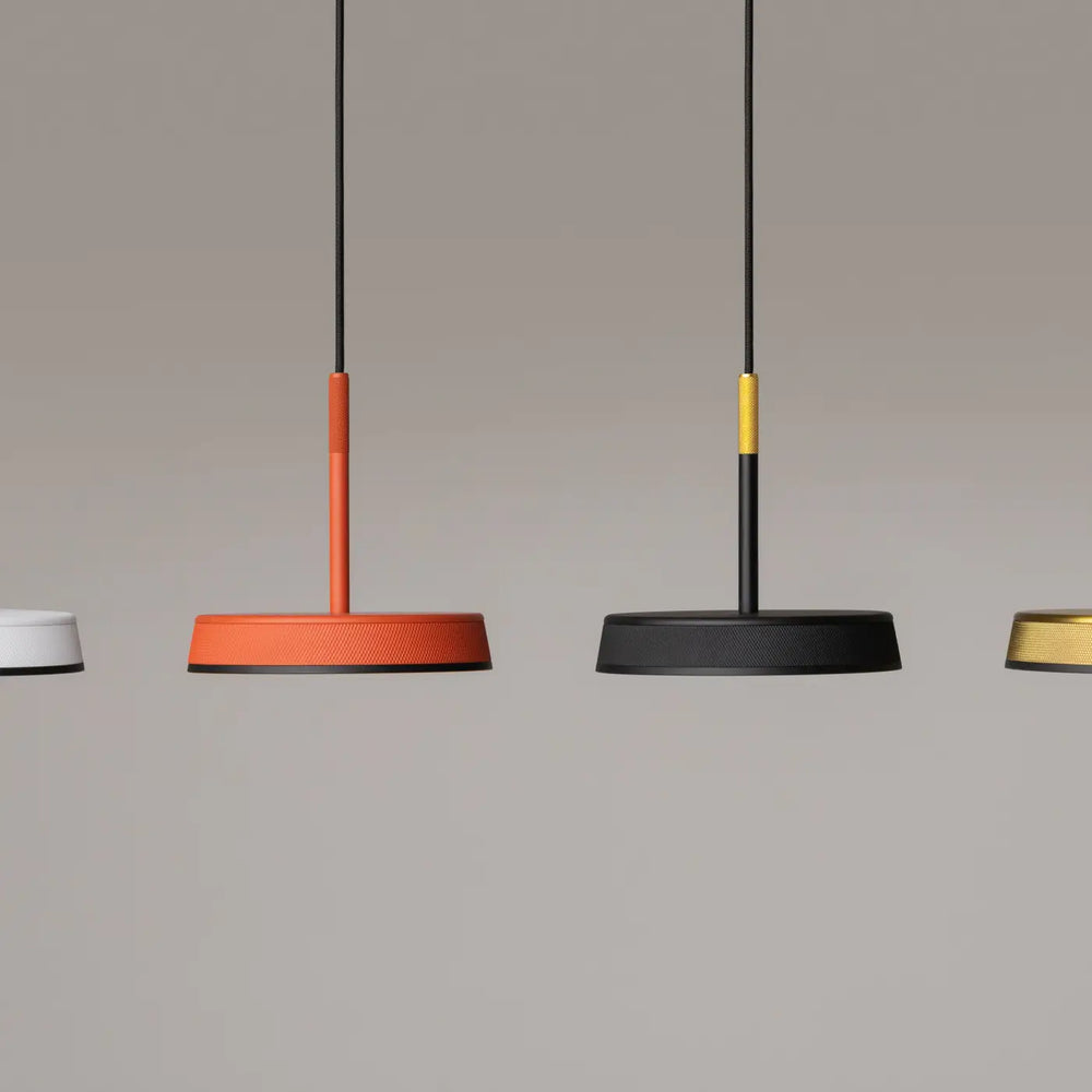 Suspension luminaire el avec lumières douces en aluminium noir et abat-jours circulaires texturés orange et or métallique