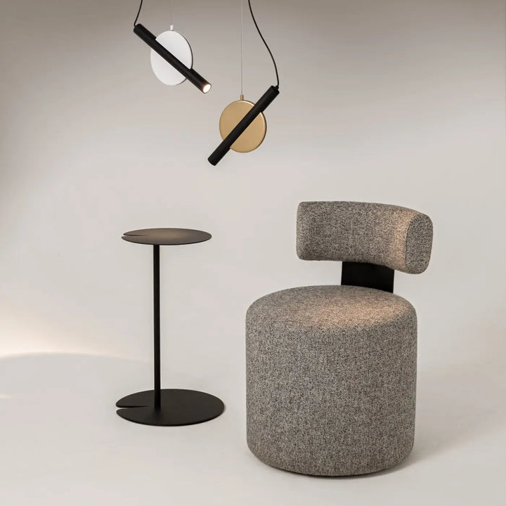 Chaise en tissu gris à texture avec cadre en métal noir et dossier arrondi pour suspension enigma à orientation réglable led