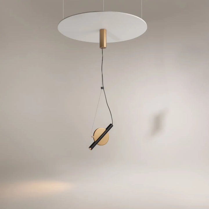 Suspension enigma led avec abat-jour circulaire blanc, finition or cylindre et tige noire à orientation réglable